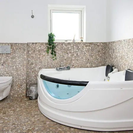 10 Person In Ronde-by Traum Casa de Férias Rønde