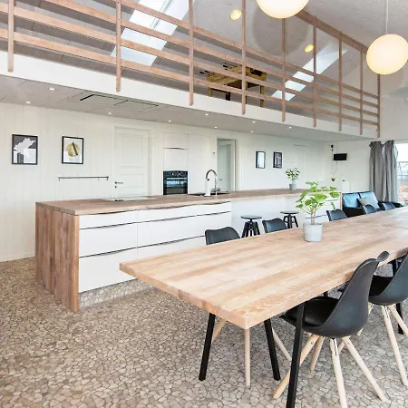 10 Person In Ronde-by Traum
